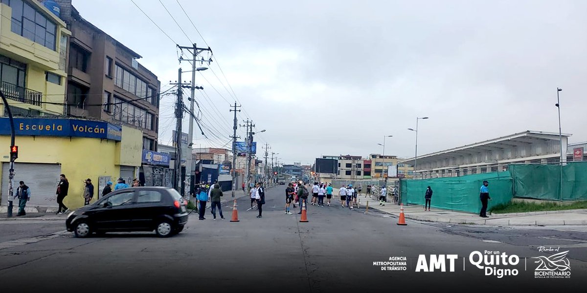 AMT_Quito's tweet photo. ¿Estás listo para hacer deporte?
Desde primeras hora de la mañana nuestros Agentes Civiles de Tránsito realizaron el cierre de las vías según lo planeado para la carrera #TheHopeRun.
#Vivaquito2021 https://t.co/z1mWxqwBhA