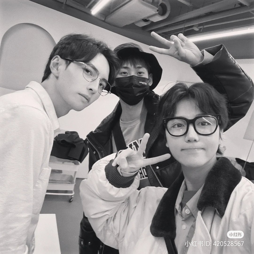 Shao Mingming's 小红书 update with JO, PYX, and JY!!!

九明闺蜜+最甜的蒲萄唐！！！！
院yyds😭😭😭
👉🏻xhslink.com/D9OrOe

Thanks <a href="/tweedymizu/">moonseon 💜</a> 姐姐 for the heads up
#唐九洲 #TangJiuzhou #TangJOJO