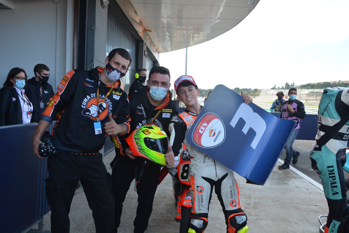 XabiZurutuza85's tweet photo. ¡Primera carrera completada!
Muy contento por un podio más.
Seguimos en la pelea. ✊✊
Oso pozik egindako karrerarekin. 3️⃣ ✌️
#FIMCEVRepsol #RoadToMotoGP https://t.co/1lfmCruRCz