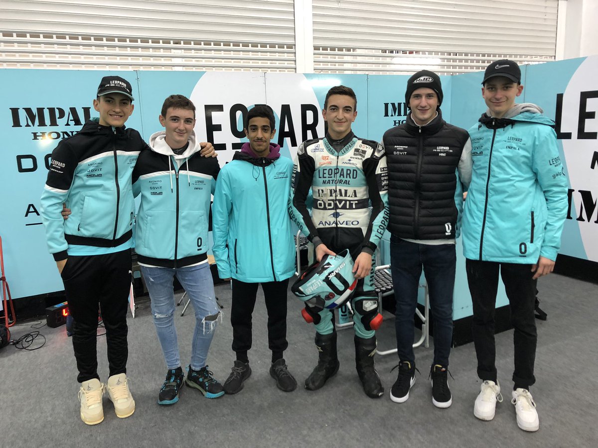 leopardFIMCEV's tweet photo. Es todo un lujo contar con la experiencia de @XaviArtigas43 para ayudar a nuestros pilotos a lo largo del fin de semana. Gracias Xavi!
#leopardimpalajuniorteam #fimcevrepsol #le0pardracing #leopardnatural #moto3 #moto3juniorworldchampionship https://t.co/zbkt4zraPw