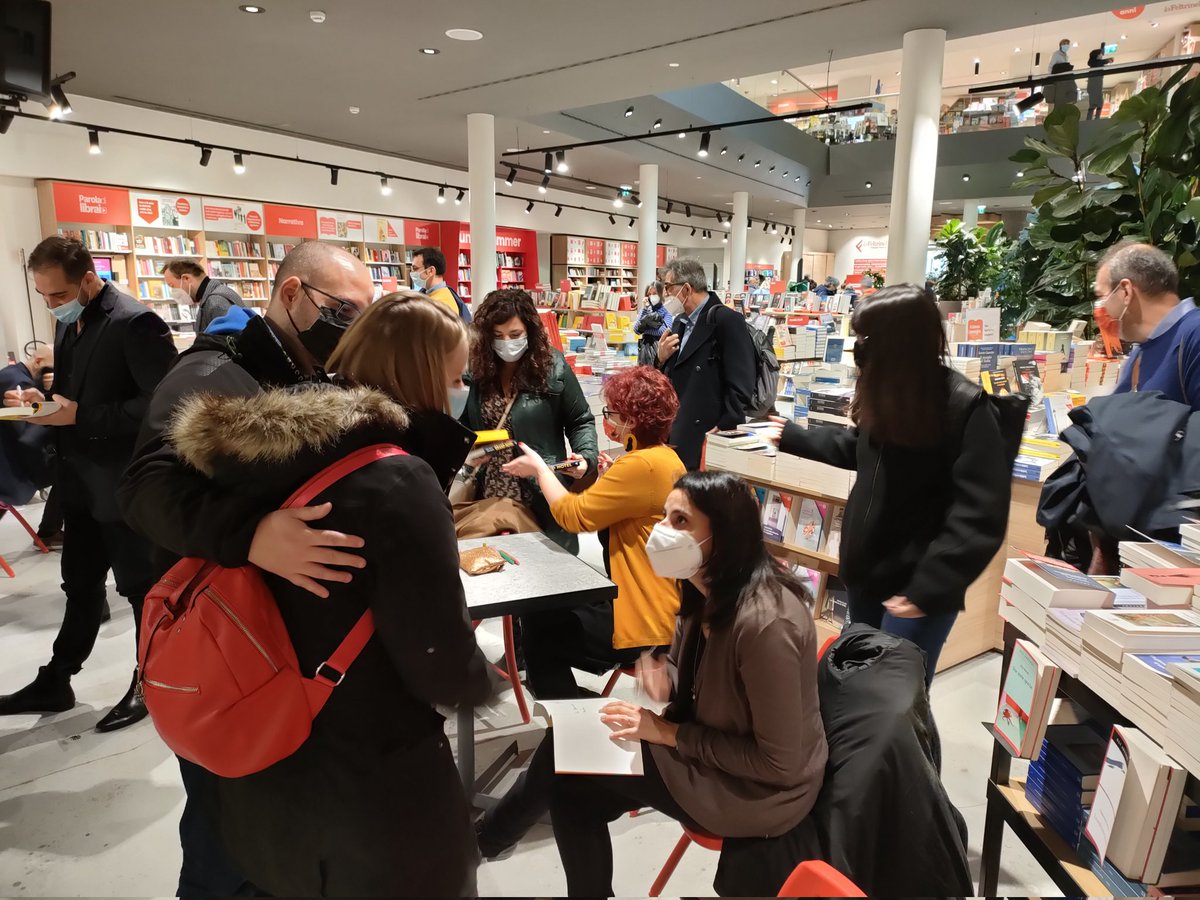unoenessunoe's tweet photo. Il momento degli autografi e dell'incontro coi lettori anche per #SerenaVenditto e @sara_vallefuoco #BookCityMilano https://t.co/Z3BCTqVNsa