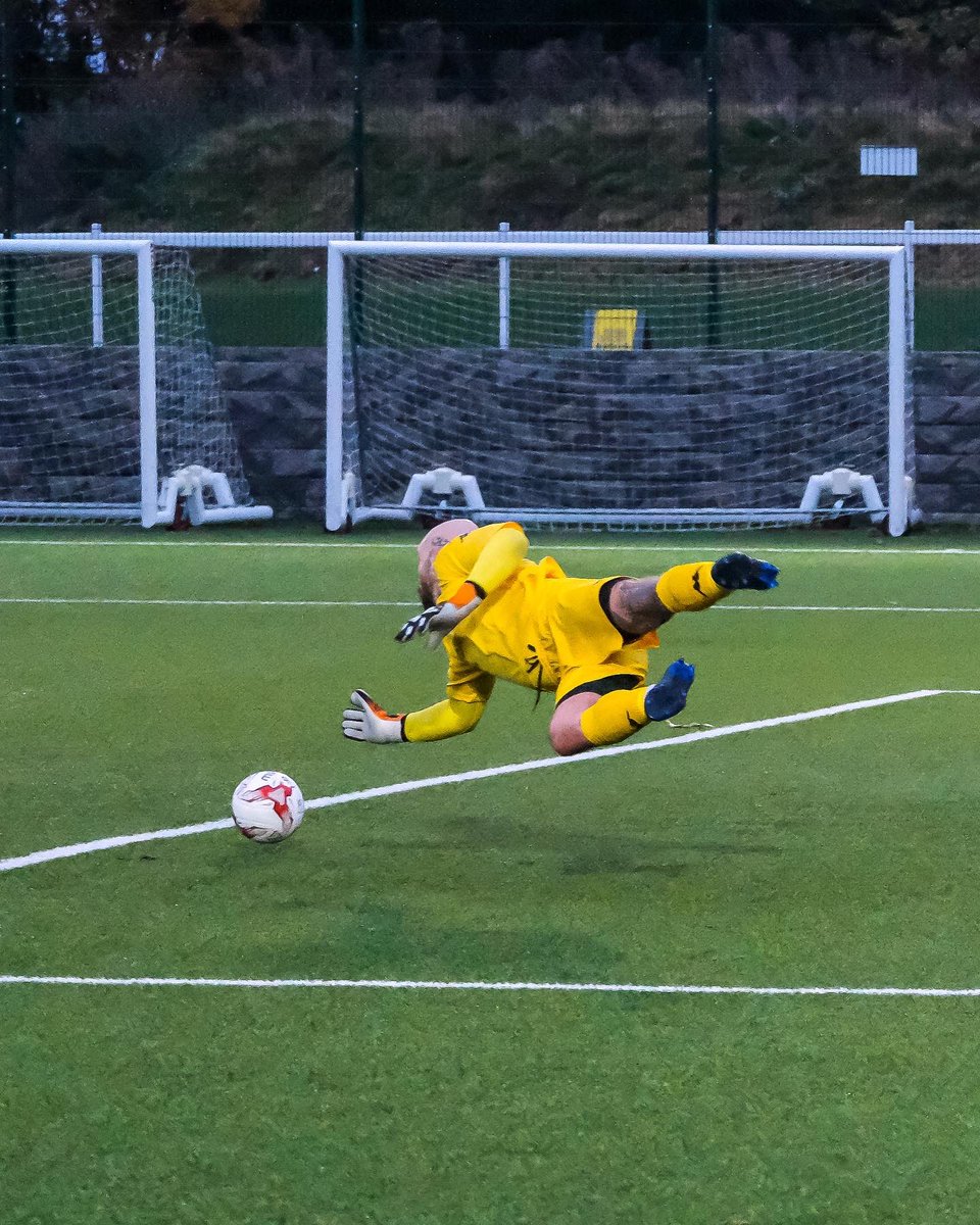 Warm up 🆚 Gametime in the VenomPro 🔥 How did you all get on this weekend GK’s? #MySebac #ShutThemOut 🙌
.
.
.
📸: @lexsped