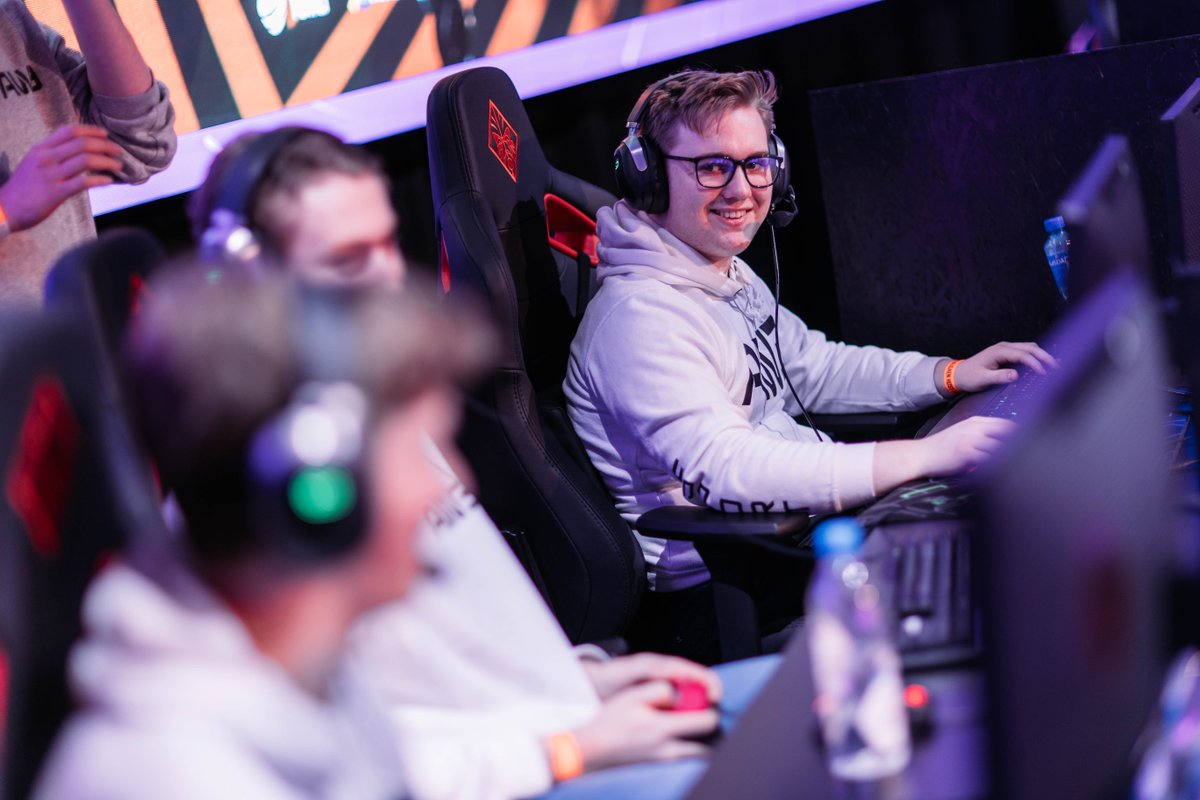 .<a href="/AW3ESPORTS/">AW3 Esports</a> vinner over @00Prospects i en ellevill semifinale! 😮

Dermed møter de veldig snart <a href="/VilayeSport/">Vilay Esport</a> i sesongfinalen 😃

Hvem løfter trofeet? Se kampen på TV 2 Sport 1 eller TV 2 Play: play.tv2.no/sport/e-sport/…