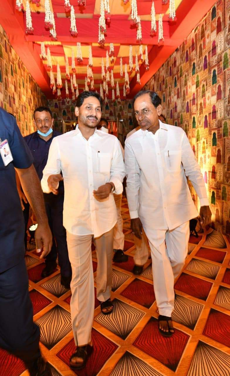 FEt81v5VEAcYFlL?format=jpg&name=large