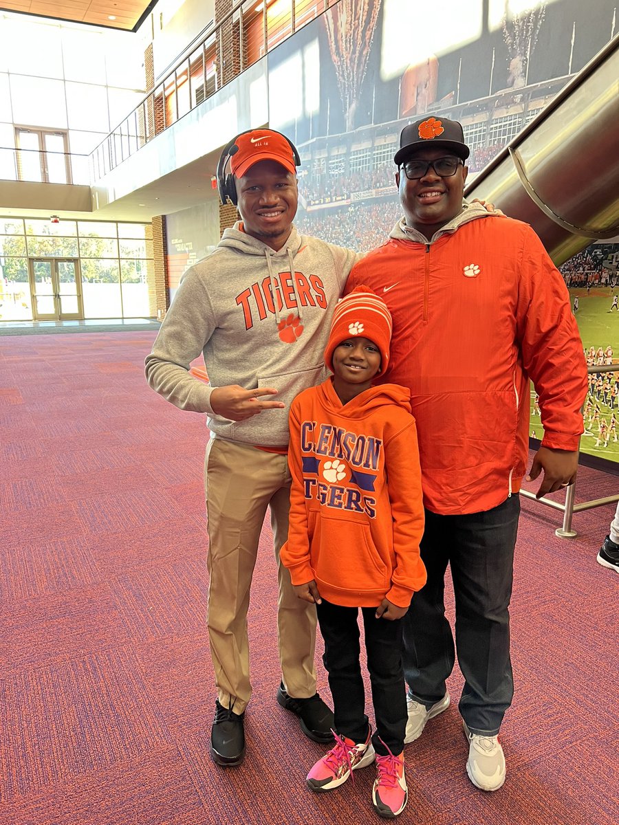 DontaviusG12's tweet photo. What Great Day Yesterday, It’s All About Making The Next Generation Better Than Me. Enjoyed Clemson All They Have To Offer For The Guys. #ExperienceMatter https://t.co/ZUXRi3tkyH
