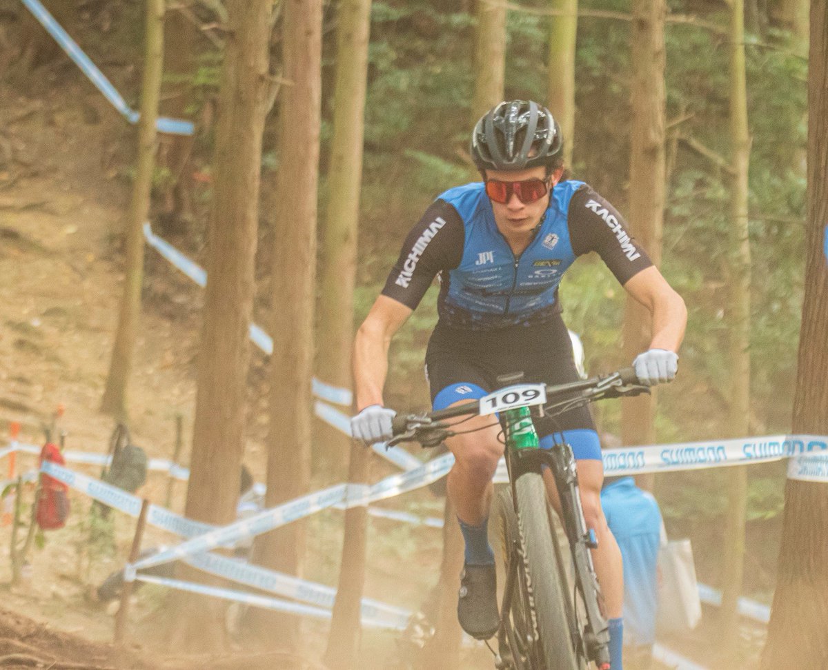 CannondaleJapan's tweet photo. 愛媛県で開催されたMTB全日本選手権大会XCO 男子U23(23歳以下)にDream Seeker MTB Racing Teamの北林兄弟が出場���兄の北林力が昨年に引き続き2連覇を達成!全日本チャンピオン獲得おめでとう⚡⚡⚡
📸 Syunsuke FUKUMITU
#fightwithlefty #ridescalpel #ridecannondale #MTBnats https://t.co/iBphxjoT8w