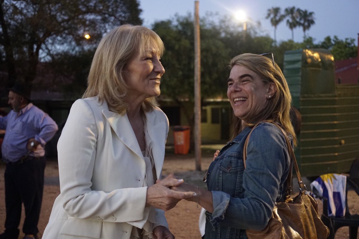SilviaNaneFA's tweet photo. Ayer estuvimos en la Rural del Prado recibiendo a los compañeros y compañeras. Nos vemos en la marcha a caballo en homenaje al compañero Presidente Tabaré Vázquez. https://t.co/CVk6qjvo65