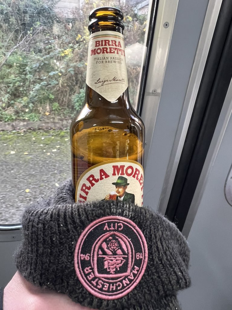 Harrison4Dawn's tweet photo. #traincan been held in my hat as it’s freezing https://t.co/byjq651mtY