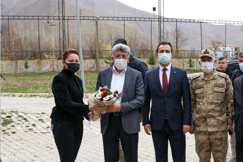Bahcesarayresmi's tweet photo. Sayın Valimiz Mehmet Emin BİLMEZ, İl Jan. Komt. Hüseyin BEKMEZ ve İl Emn. Md. Atanur AYDIN ilçemizi ziyaret etti. Hükümet konağında yapılan karşılamanın ardından Kaymakamlık makamına geçilerek Kaymakamımız Ömer Tuğrul KUNDAKÇI ile ilçemizin genel durumu hakkında görüşme yapıldı. https://t.co/VxDOahC1XH