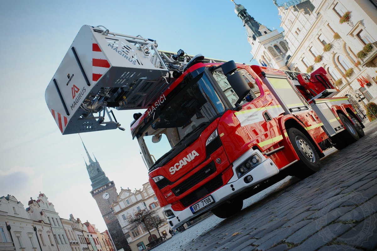 HZS_Pardubice's tweet photo. Za krásného podzimního dne jsme vyfotili nový automobilový žebřík, který již má své místo na centrální požární stanici v Pardubicích. S žebříkem se nyní učí hasiči. Strojníci se intenzivně učí ofenzivní a defenzivní jízdu například na pardubickém letišti. https://t.co/wENV8kK0C0 https://t.co/wQ2DjHm59k