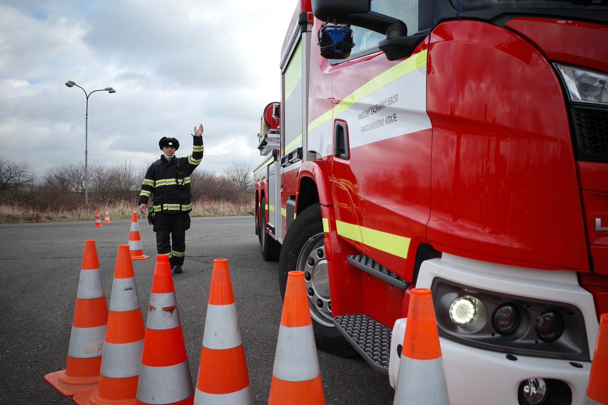 HZS_Pardubice's tweet photo. Za krásného podzimního dne jsme vyfotili nový automobilový žebřík, který již má své místo na centrální požární stanici v Pardubicích. S žebříkem se nyní učí hasiči. Strojníci se intenzivně učí ofenzivní a defenzivní jízdu například na pardubickém letišti. https://t.co/wENV8kK0C0 https://t.co/wQ2DjHm59k