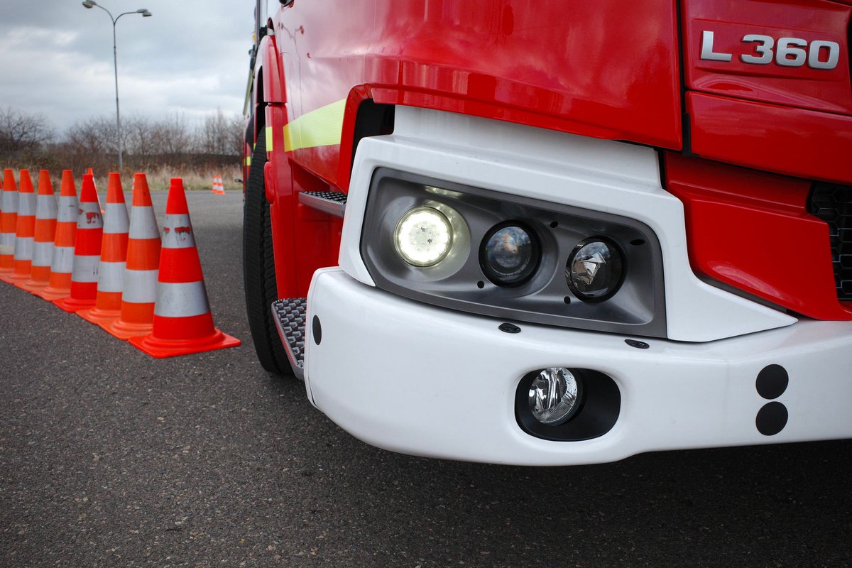 HZS_Pardubice's tweet photo. Za krásného podzimního dne jsme vyfotili nový automobilový žebřík, který již má své místo na centrální požární stanici v Pardubicích. S žebříkem se nyní učí hasiči. Strojníci se intenzivně učí ofenzivní a defenzivní jízdu například na pardubickém letišti. https://t.co/wENV8kK0C0 https://t.co/wQ2DjHm59k