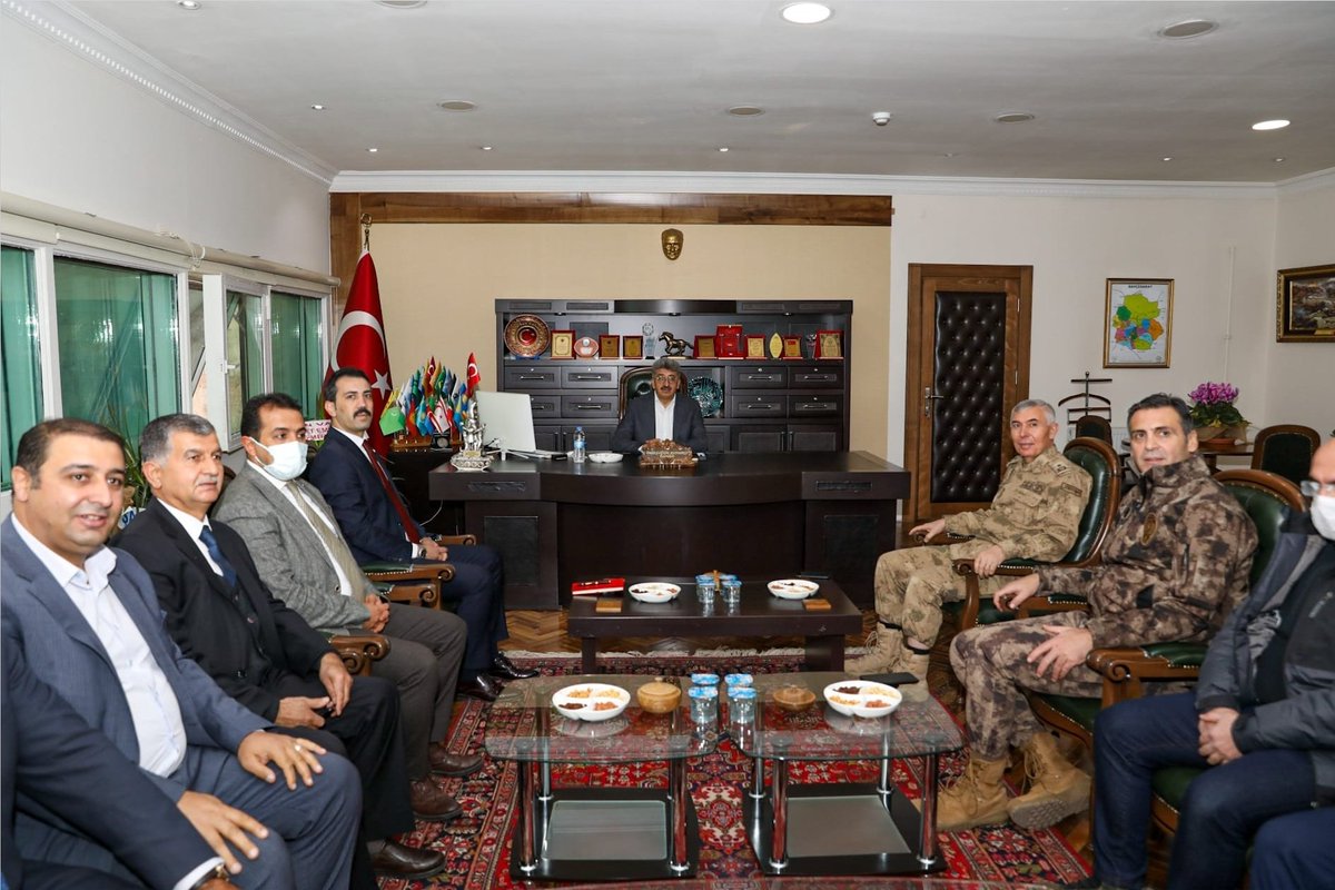 Bahcesarayresmi's tweet photo. Sayın Valimiz Mehmet Emin BİLMEZ, İl Jan. Komt. Hüseyin BEKMEZ ve İl Emn. Md. Atanur AYDIN ilçemizi ziyaret etti. Hükümet konağında yapılan karşılamanın ardından Kaymakamlık makamına geçilerek Kaymakamımız Ömer Tuğrul KUNDAKÇI ile ilçemizin genel durumu hakkında görüşme yapıldı. https://t.co/VxDOahC1XH