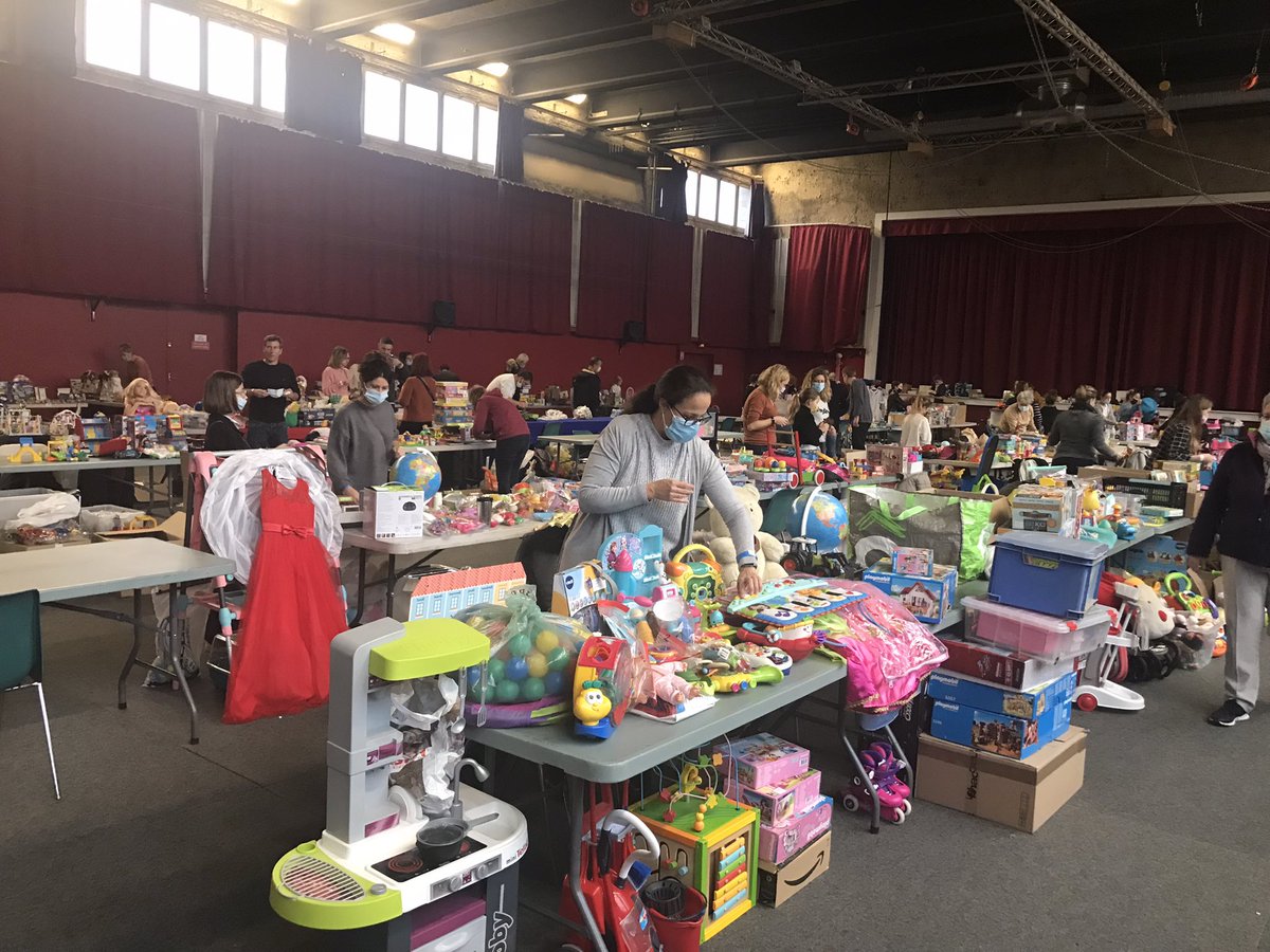 Installation dans la salle polyvalente au 26 rue d’yerres à #Villecresnes de la braderie de jouets de <a href="/Villecresnes/">Villecresnes</a> ce dimanche 21 nov avec les bénévoles du comité des fêtes.