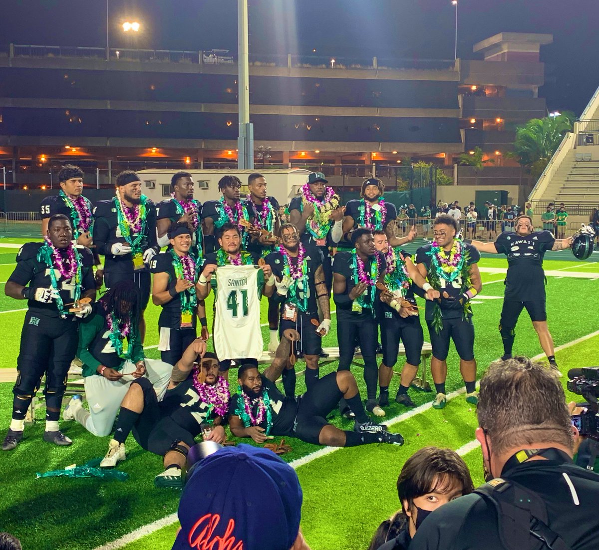 GuavaPressMedia's tweet photo. University of Hawaii Rainbow Warriors Football Senior Class of 2021
#HawaiiFB #HawaiiFootball #GoBows #WinEveryday #TTH #BowsUp #BowsTogether #ColoradoStateRams #SeniorNight #ForTheSeniors #SeniorClassPhoto #GuavaPress https://t.co/1LPfDZ84hy