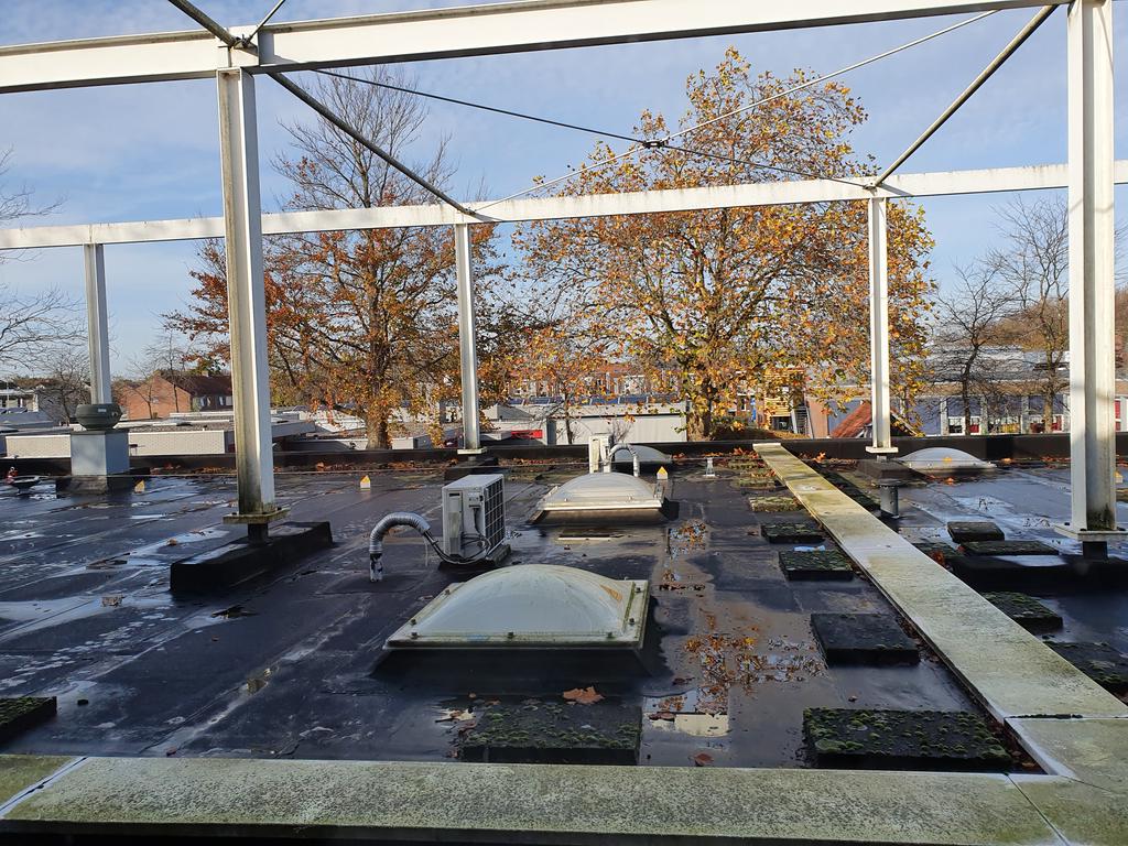 InstallatieComf's tweet photo. Vreemde manier van een #bliksembeveiliging installatie. Hoge stalen constructie heeft geen valleidingen/afleiders...Dit verhoogt het risico eerder..
Vergader- en Congrescentrum De Stenge Stengeplein 1, 4451 CZ Heinkenszand, Nederland https://t.co/UUA9j5BtKT
