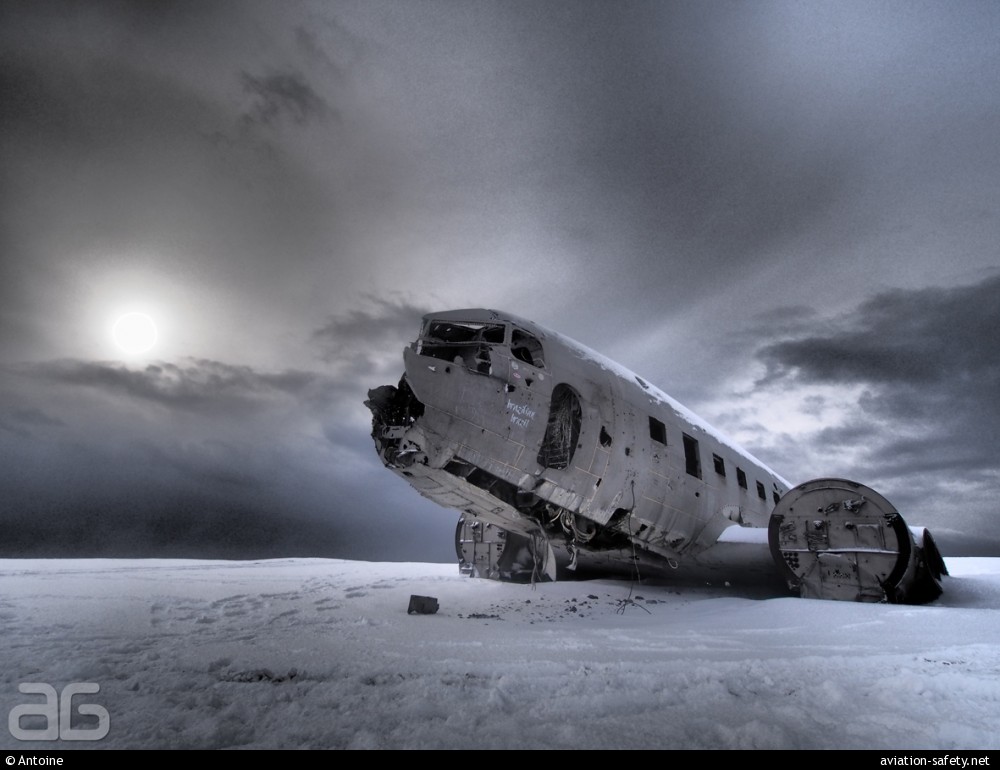 OnDisasters's tweet image. #OTD in 1973: a US Navy R4D [17171] crash lands in Sólheimasandur [Iceland] all 7 aboard survive. Aircraft was returning from a transport mission when it met severe icing. Plane could not maintain altitude, went down in an ice-covered river. Main fuselage remains in crash site.