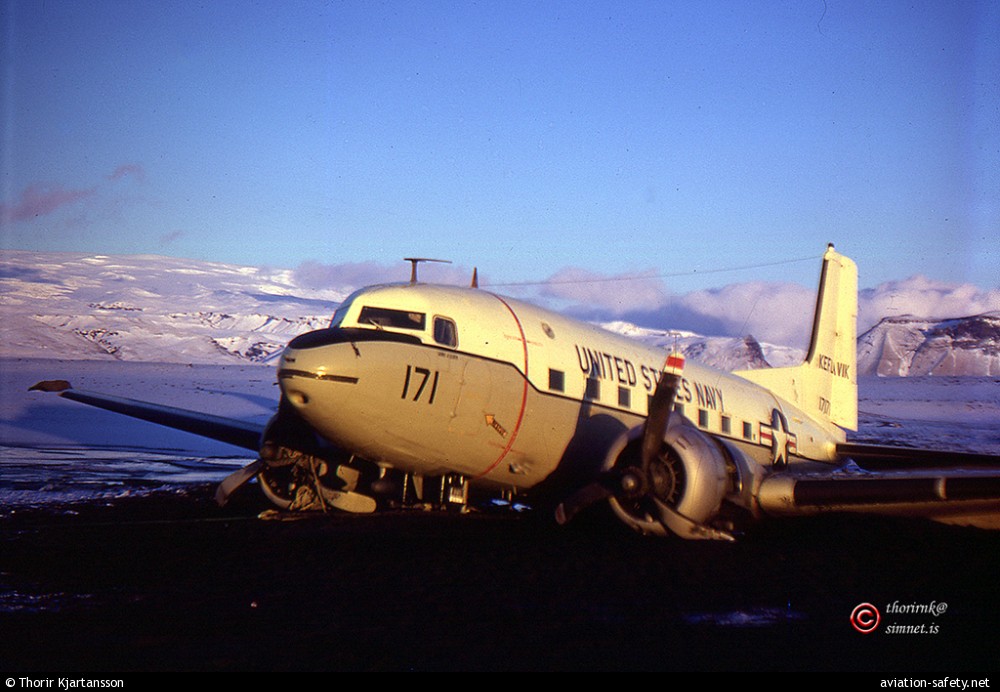 OnDisasters's tweet image. #OTD in 1973: a US Navy R4D [17171] crash lands in Sólheimasandur [Iceland] all 7 aboard survive. Aircraft was returning from a transport mission when it met severe icing. Plane could not maintain altitude, went down in an ice-covered river. Main fuselage remains in crash site.