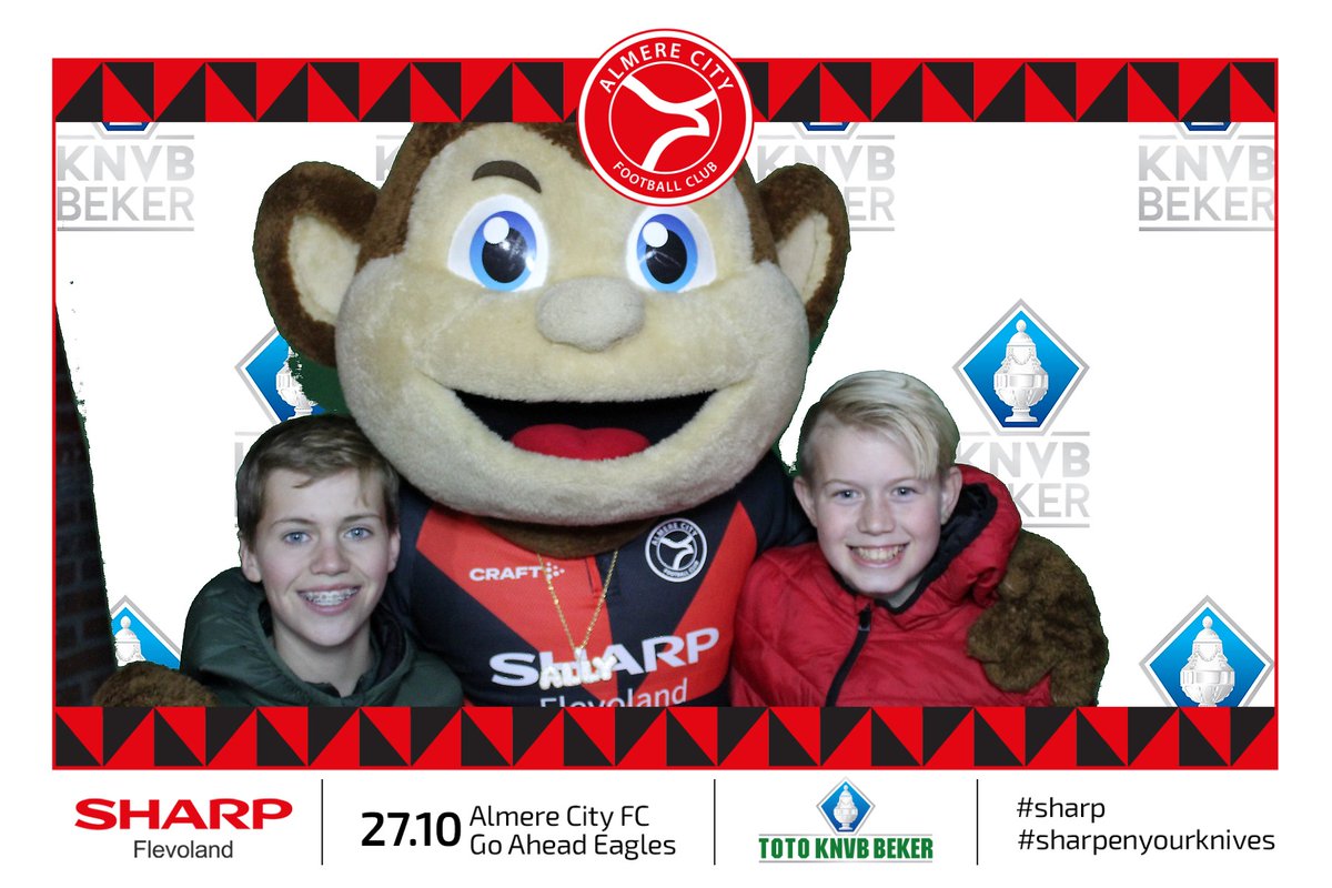 AlmereCityFC's tweet image. 📸 | Bij de bekerwedstrijd tegen Go Ahead Eagles stond er een photobooth op de supportersplein van @SharpBPAlmere. De winnaars op deze foto kunnen contact opnemen met perszaken@almerecity.nl! #Sharpenyourknives
