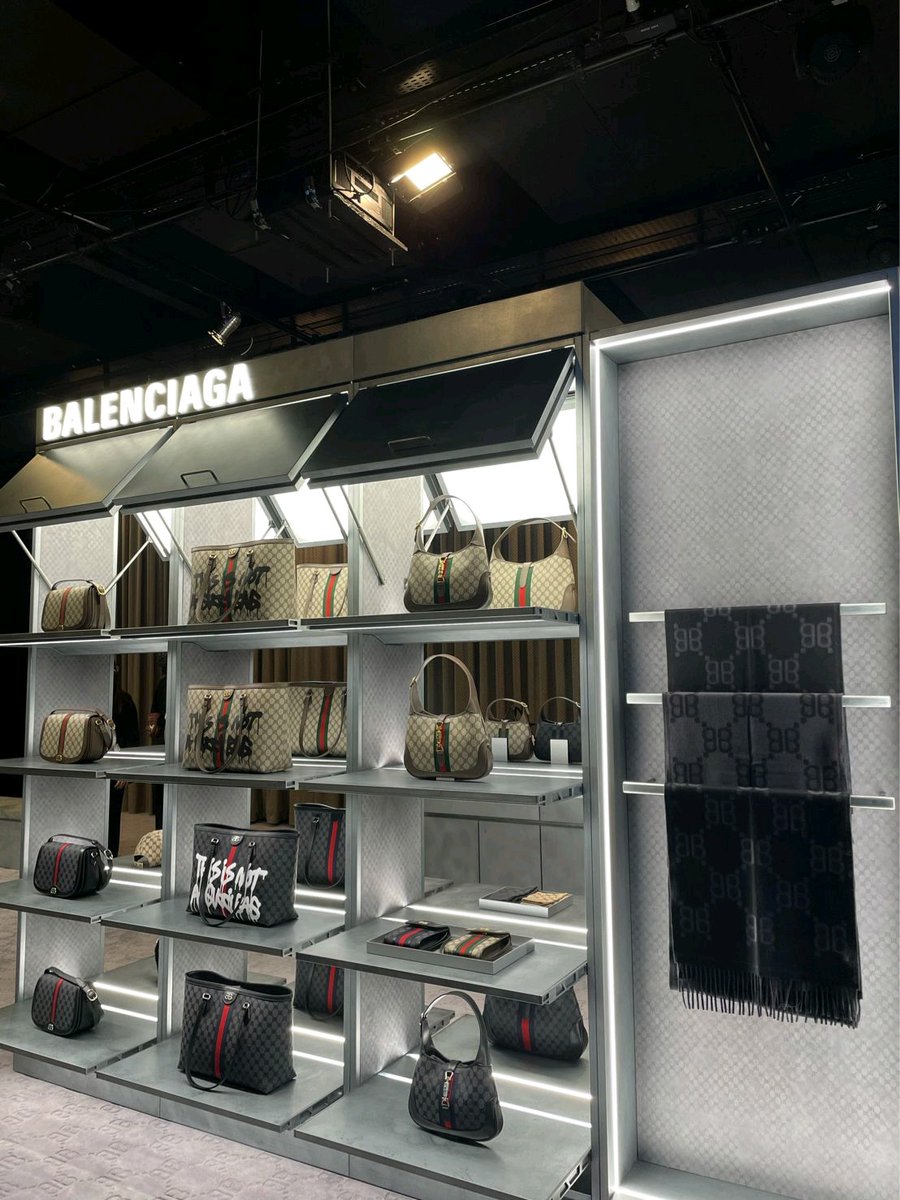 cppluxury's tweet photo. The Hacker Project by Balenciaga and Gucci opens at Dover Street Market in Paris
#TheHackerProject #Balenciaga #Guccj #GucciXBalenciaga #DoverStreetMarket #Paris #luxury #luxuryfashion #Fashion @gucci @BALENCIAGA https://t.co/lHIi0rq6Oa