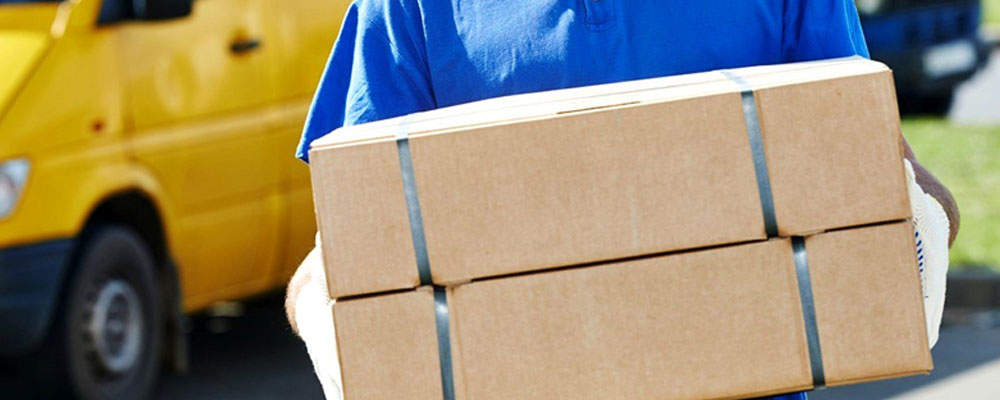 Курьер иконка. Доставки она может быть. Белый человечек с тележкой. Курьер с посылкой. Красивая девушка курьер.