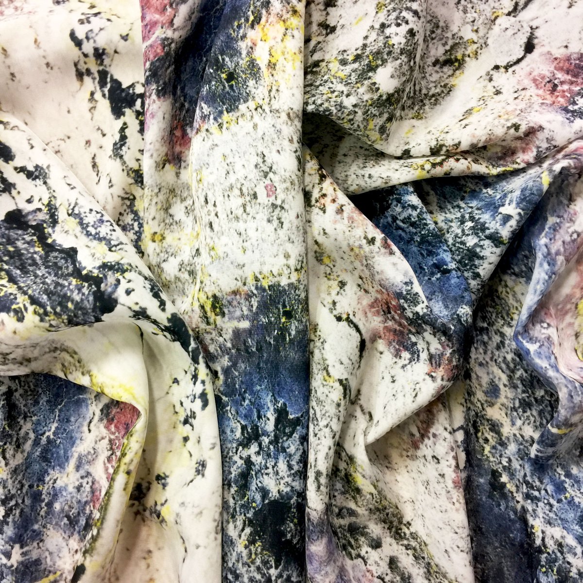 prinfab's tweet image. 💙 We love an abstract print! The gorgeous textures and sophisticated colours have printed beautifully on our Crepe de Chine 80gsm. Thank you Aileen for letting us share a photo. ⚡

#draping #textiledesign #surfacetexture #modernprints