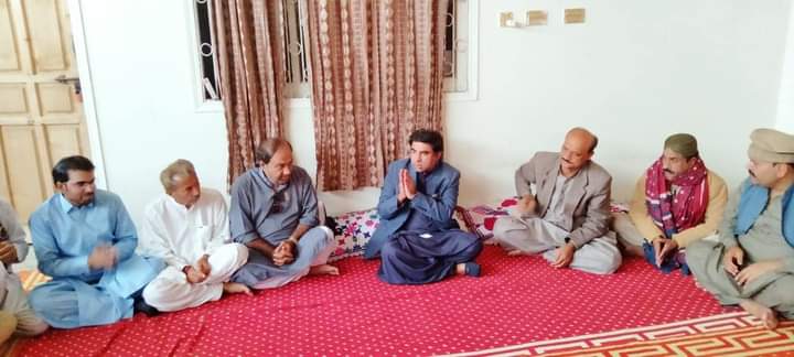 SaddamH76264314's tweet photo. Honorable Mr Rais @FerozeJamali president PPP Disst Noushahro feroze, condolence with wazeer farhad sad demise of his Father.
Qazi Rasheed Qareshi hafiz sajjad abro and others were present.
@BBhuttoZardari @AseefaBZ
#PresidentPPPdisst
#smtdisstnf https://t.co/Ou5PWGQjqU