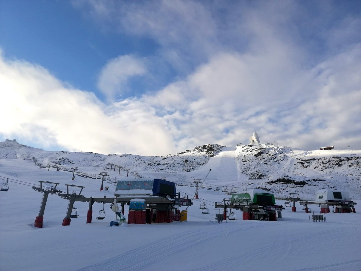 websierranevada's tweet photo. Buenos días; así amanece #SierraNevada 😍
📷 21/11/2021
.
.
#FelizDomingo #ActivadoModoNieve https://t.co/SFbQH6akEA