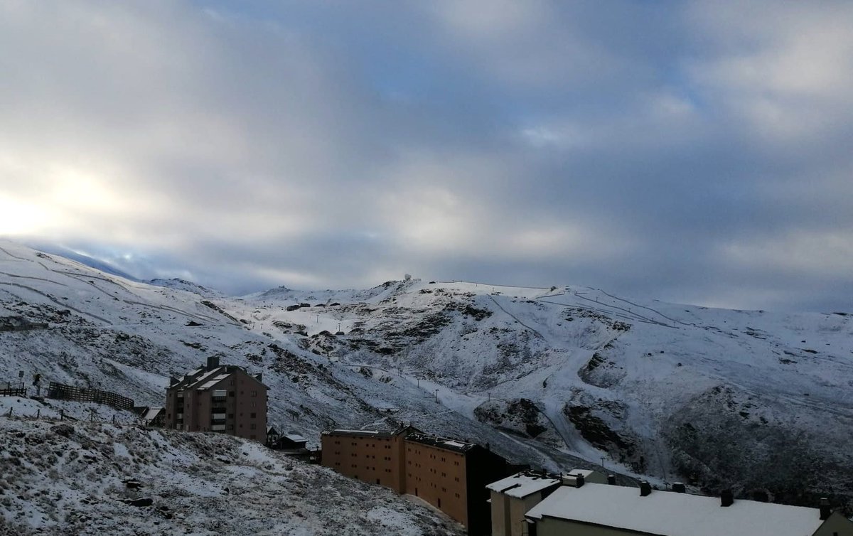 Buenos días; así amanece #SierraNevada 😍
📷 21/11/2021
.
.
#FelizDomingo #ActivadoModoNieve