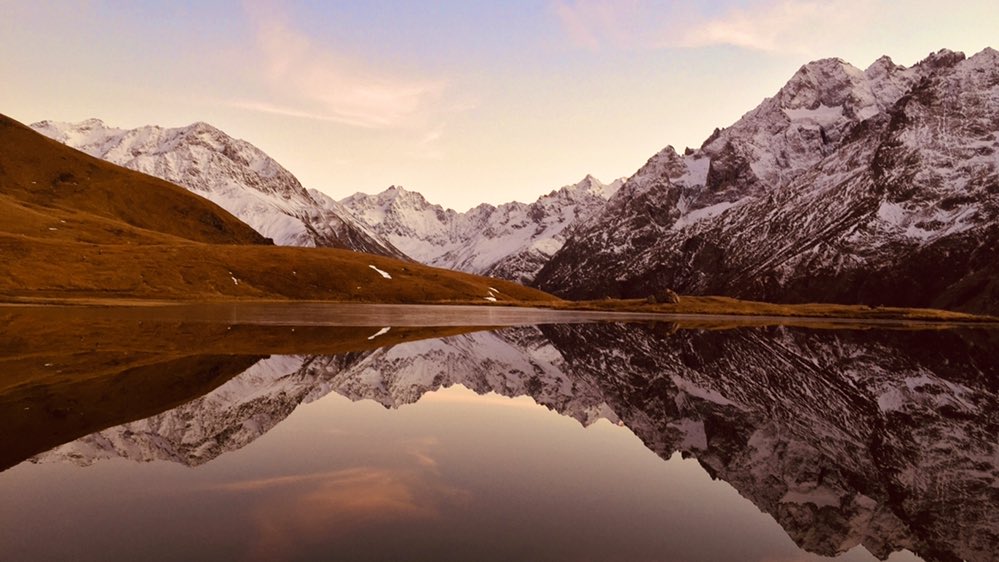 Coucher de soleil au lac du pontet, un magnifique miroir 
#lagrave #lagravelameije #lagravetourisme #hautesalpes #myhautesalpes #villardarene #mountainlovers #lacdupontet #alpes #alpesfrancaises #frenchalps #puremountain #alpesdusud #paysdesecrins #lovelagrave @hautesalpes