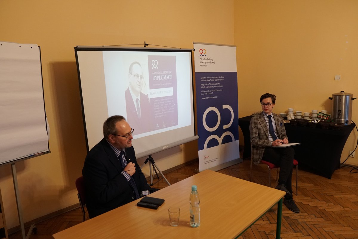 RODMKatowice's tweet photo. #AkademiaLiderówDyplomacji 🕊️
Dziękujemy za spotkanie! 💪
📣 Wczoraj dyrektor Departamentu Współpracy z Polonią - Sławomir Kowalski podzielił się z nami swoją wiedzą dotyczącą pracy na rzecz Polski 🇵🇱🇵🇱🇵🇱
Takie rozmowy to bezcenne doświadczenia dla uczestników Akademii 👩🎓👨🎓 https://t.co/c7zh5aKDP9