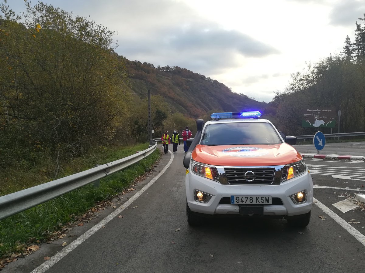 PC_CabezonSal's tweet photo. Estamos cubriendo la Marcha Cantabria Solidaria por el 0,77 junto con #PCRuente y @GuardiaCivil.
Respeta nuestras indicaciones y circula con precaución.
Si nos necesitas y no nos ves llama a Emergencias.
#Emergencias 🆘📞➡️1️⃣1️⃣2️⃣ https://t.co/2FkGzw9FU9