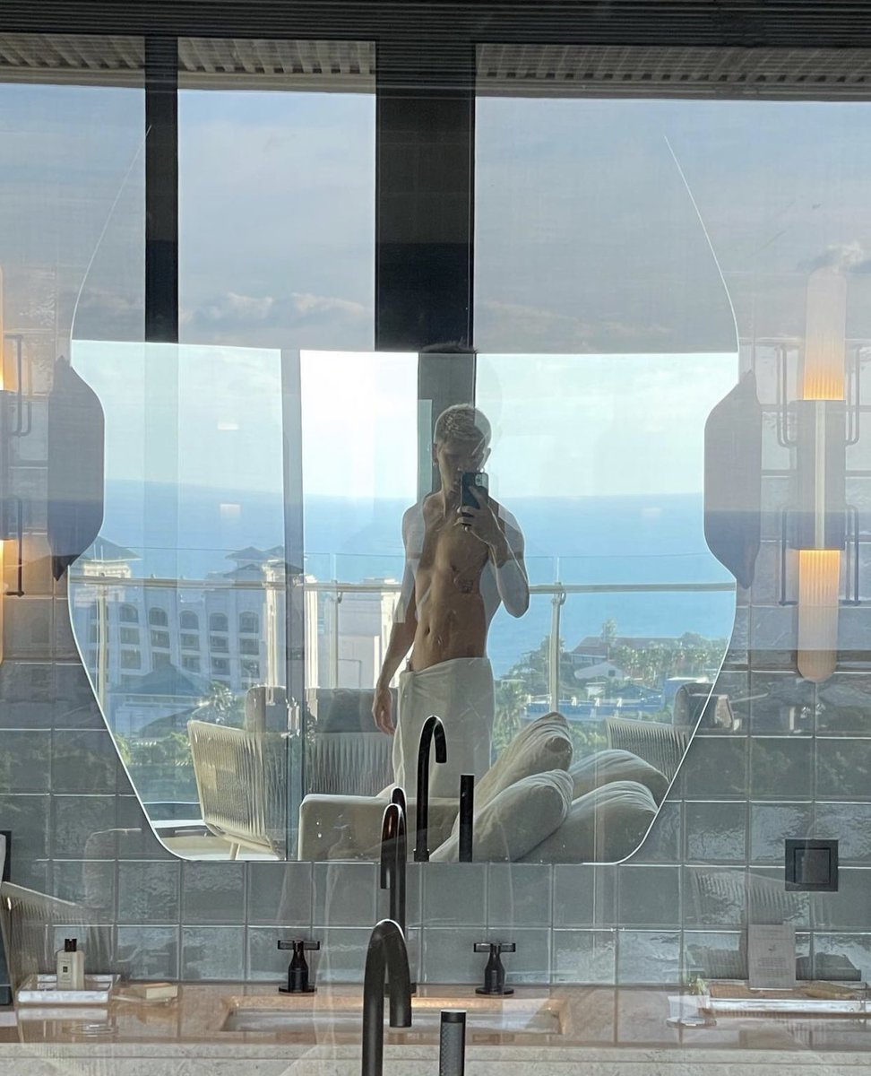 BlGDOM's tweet photo. Pick a view. https://t.co/4T3nKZDuqq