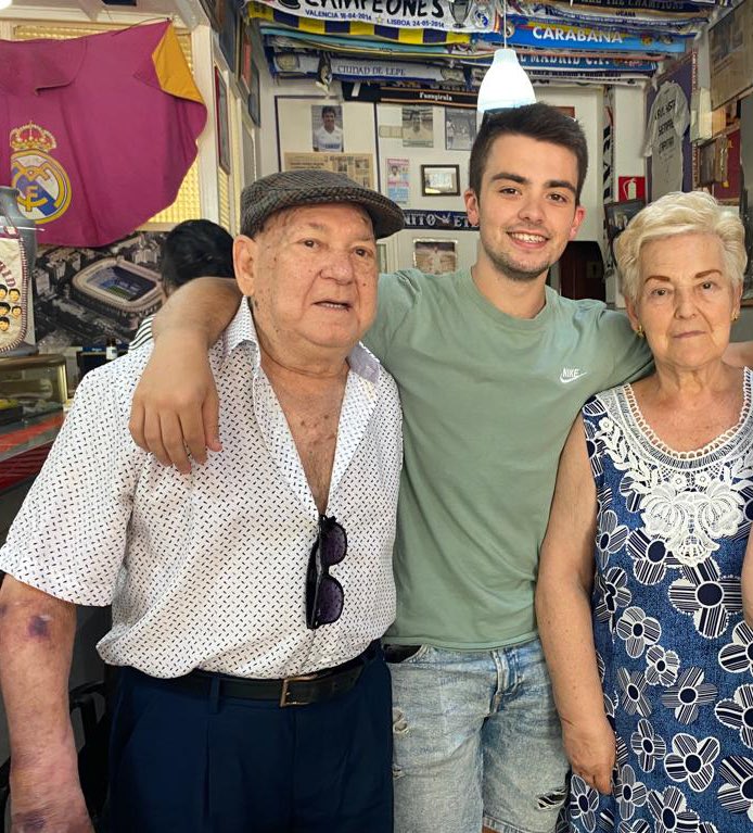 Tonin_RMCF's tweet photo. Vuela alto padrino y cuídanos desde arriba, en especial a la abuela. Te queremos abuelo ❤️❤️ https://t.co/jVTAGBizpB