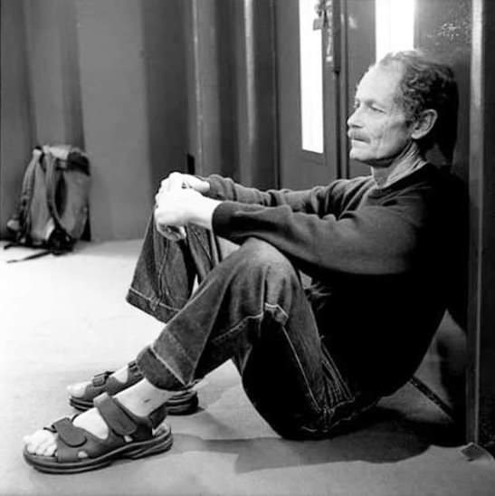 danyeronia's tweet photo. Si cresce tacendo, 
chiudendo gli occhi ogni tanto, 
si cresce sentendo d’improvviso 
molta distanza da tutte le persone.
- Erri De Luca - “Non ora, non qui” https://t.co/bkVFOdZKtC