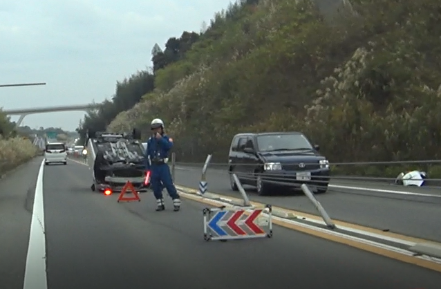 Darth_Anakin's tweet photo. 京奈和にひっくりあえっていた車 https://t.co/He4GOW7wSJ