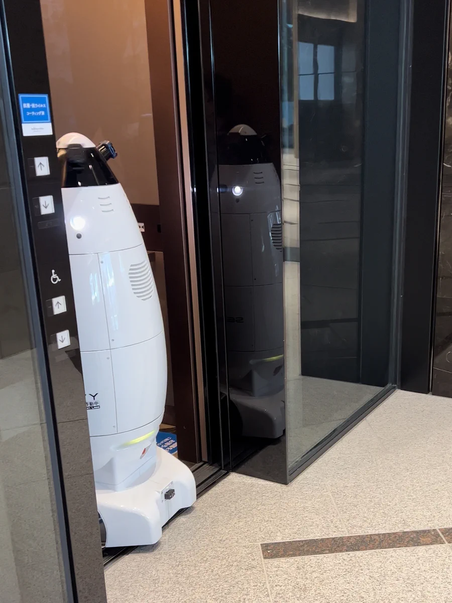 エレベーターに乗ろうとする警備ロボットによって？お年寄りが出られずに閉じ込められる！