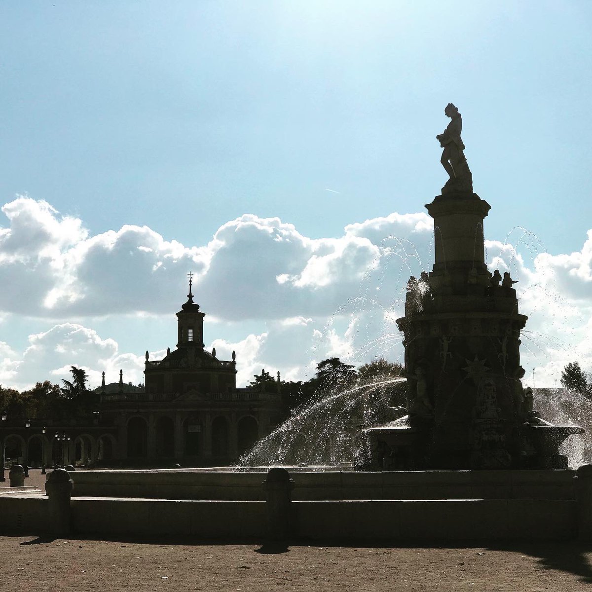 🍂 Otoño en #Aranjuez #Madrid 🍂

#PaisajeCultural #PatrimonioMundial de la <a href="/UNESCO_es/">UNESCO en español 🏛️#Educación #Ciencia #Cultura</a> 

Animarse a conocer el Real Sitio y la Villa de Aranjuez