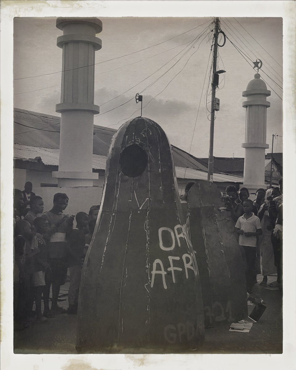 steloolive's tweet photo. LIVE launch of ORACLE AFRONAUT space rocket navigating from Osu to Nima township.

Photos : @AccraPhoto 
©️20th NOV 2021

#Steloolive #OracleAfronaut #EdwardMukukaNkoloso #SpaceRocket #SoundArt #sculpture #GuestProjects https://t.co/xi1MBfxWHz