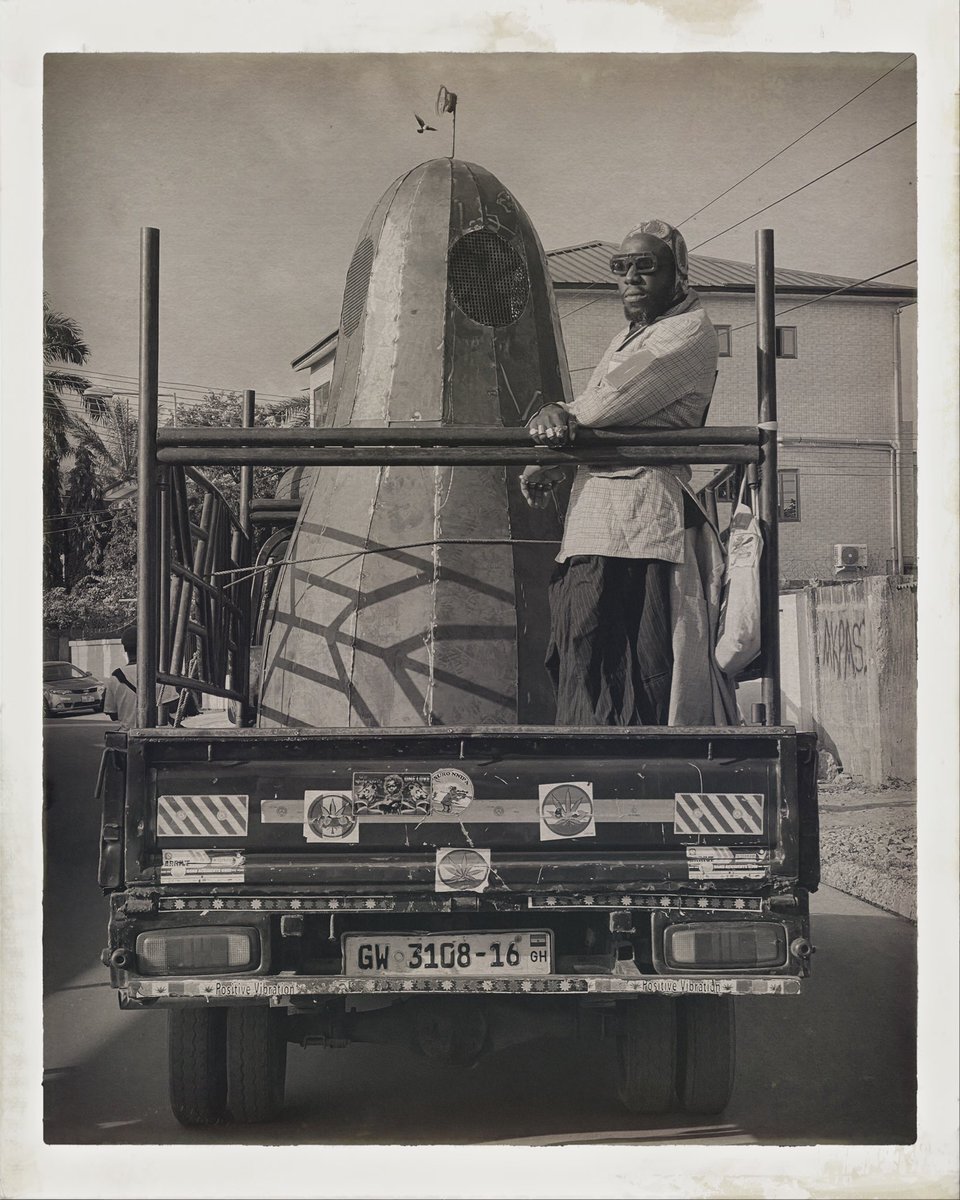 steloolive's tweet photo. LIVE launch of ORACLE AFRONAUT space rocket navigating from Osu to Nima township.

Photos : @AccraPhoto 
©️20th NOV 2021

#Steloolive #OracleAfronaut #EdwardMukukaNkoloso #SpaceRocket #SoundArt #sculpture #GuestProjects https://t.co/xi1MBfxWHz