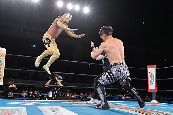 新日本プロレス ミニリング 今宵はタイチの天翔十字鳳が炸裂！ SANADA＆TAKAがマイクリレー
