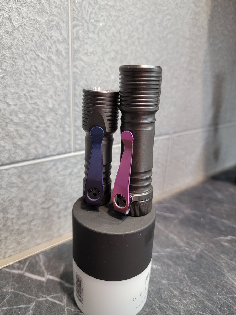 T_ryoSW's tweet photo. #zebralight のクリップ届いた。
本来はSpydercoのパラミリタリー2用なんだけどネジ穴の間隔が同じで加工せず装着できた。
#LYNCHNW のSTANDARD CLIPてやつ。 https://t.co/Z5FmZcpQc8