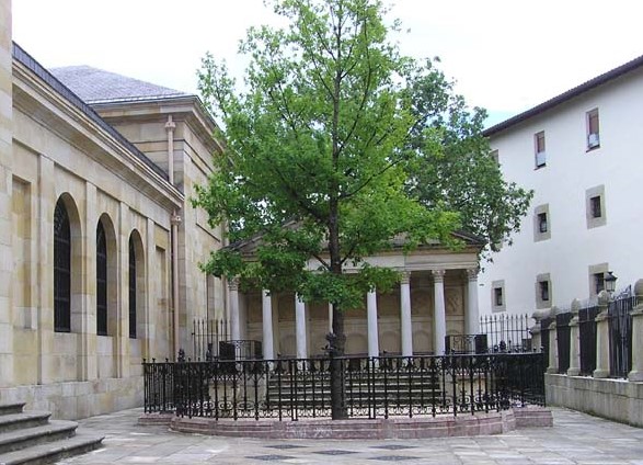 SOSterritorios's tweet photo. Avergüenza reconocer que si el #ÁrbolDeGernika estuviese en #Sevilla, hace años que @Ayto_Sevilla lo habría #Talado🪵
Viven a costa de nuestro #PatrimonioVerde pero no sienten respeto por nada ni por nadie⚠️
También defendemos la #Dignidad y la #Memoria de los #ÁrbolesUrbanos‼️ https://t.co/TIEOgPRGN8