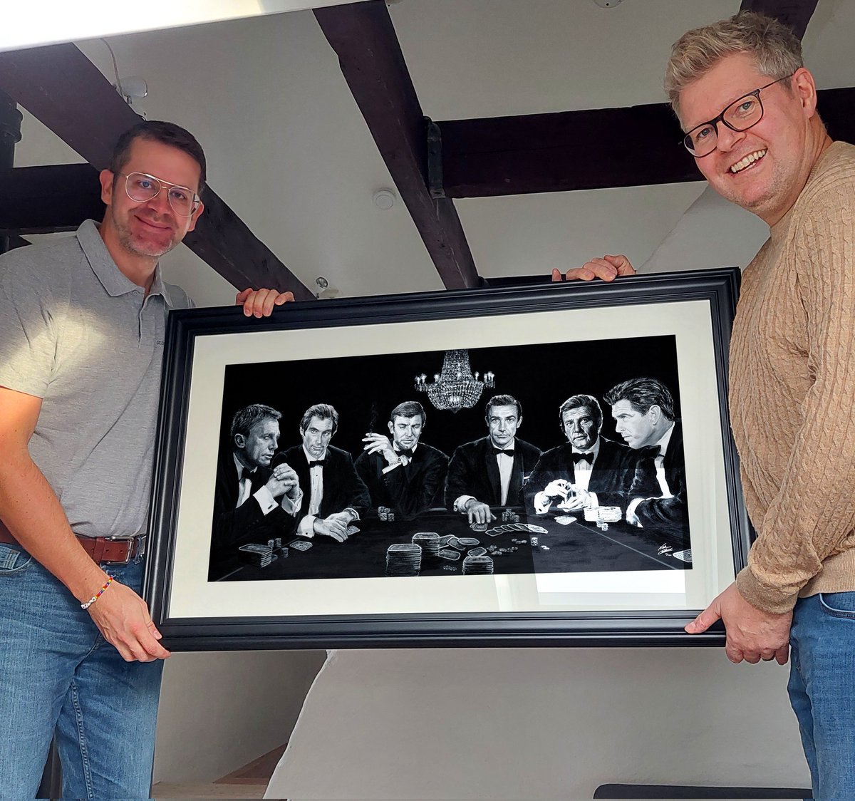 Great to meet James Bond expert @AndersFrejdh yesterday. He's the man behind one of the best Bond websites, @JamesBond007se. Amazing to see some of your incredible Bond collection... and I was honoured to add one more piece to it with my artwork! 😀 🙏🇸🇪
#fromswedenwithlove