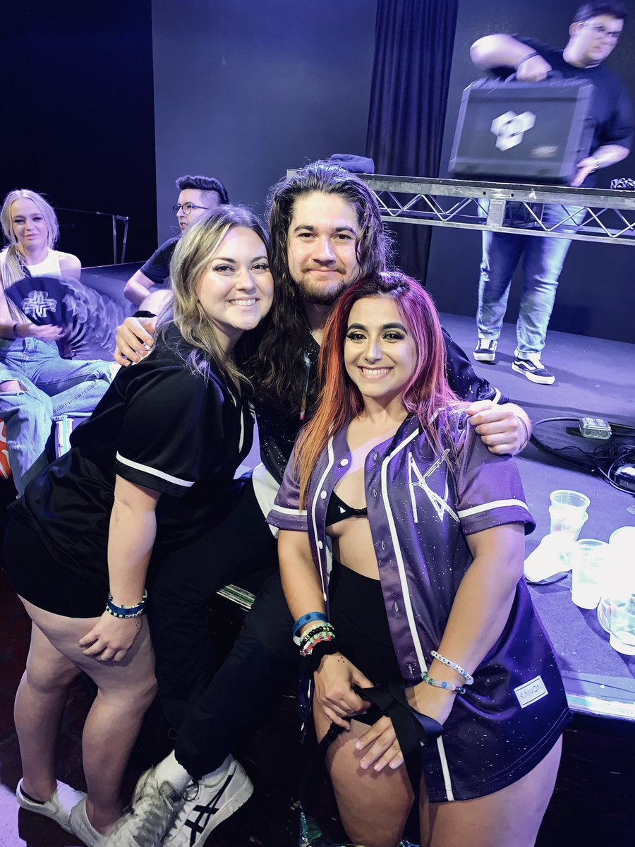 hollytheplug's tweet photo. I’m screaming. Thank you for an amazing night @KAIVONOFFICIAL https://t.co/0FjcAOJtsj