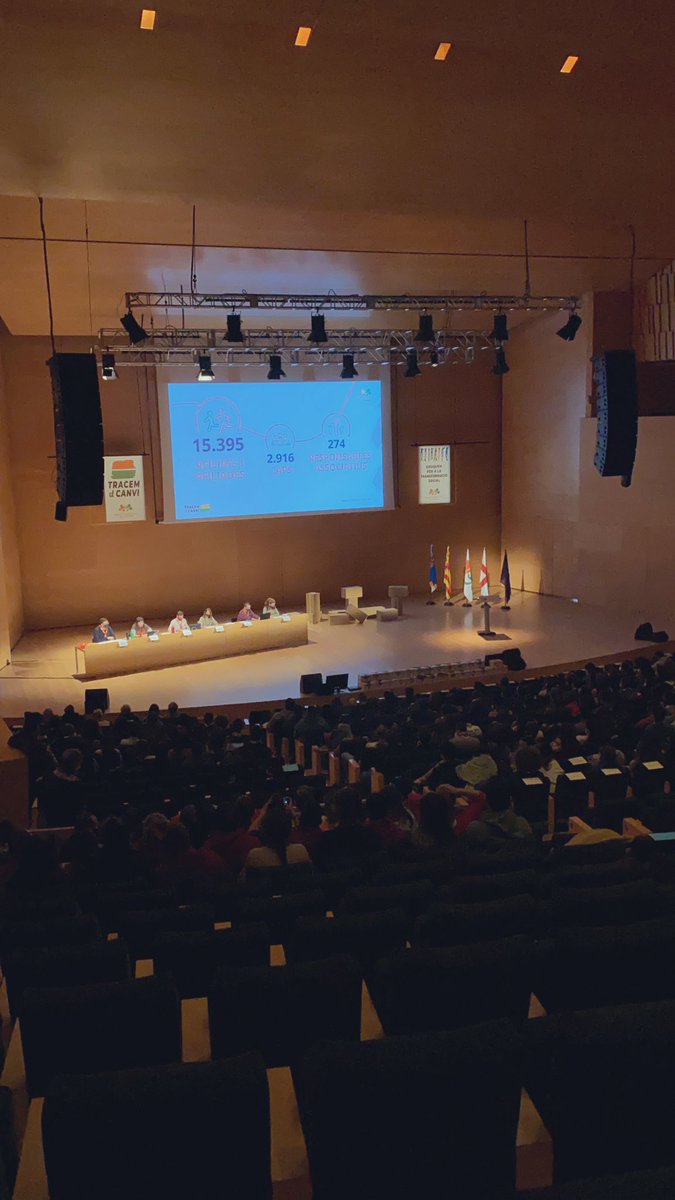meggirona's tweet photo. [⚜️#agoMEG⚜️] Un cop constituïda la taula, es dona per iniciat el plenari de l’AGO d’enguany; ens trobem a la Sala Montsalvatge de l’Auditori de Girona, amb una assistència de més de 800 caps d’arreu de Catalunya.

@EscoltesiGuies https://t.co/Ekup7PuBDz
