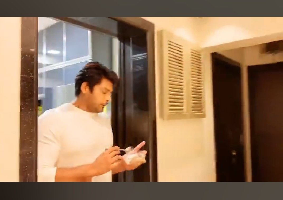 NaazEmotion's tweet photo. During peak pandemic Sid kept motivating all of us.
Domisticated Sid.
#StayKoolStaySafe
Ice cream khaata hua apna cool dude.
He said bacchon ke saath khelo, TV dekho, Biwi ki help karo ( what stuck to all of us was Biwi ki help karo..) Aww..
#SidharthShukla 💫
#SidNaaz 💗💗 https://t.co/zVHZABOZzT