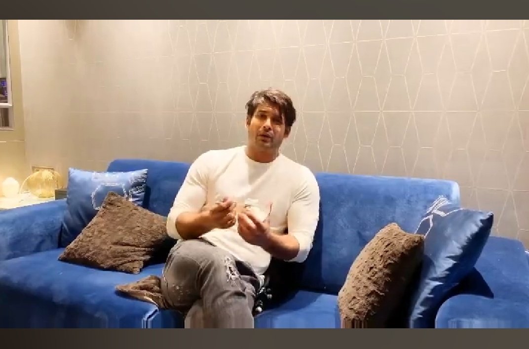NaazEmotion's tweet photo. During peak pandemic Sid kept motivating all of us.
Domisticated Sid.
#StayKoolStaySafe
Ice cream khaata hua apna cool dude.
He said bacchon ke saath khelo, TV dekho, Biwi ki help karo ( what stuck to all of us was Biwi ki help karo..) Aww..
#SidharthShukla 💫
#SidNaaz 💗💗 https://t.co/zVHZABOZzT