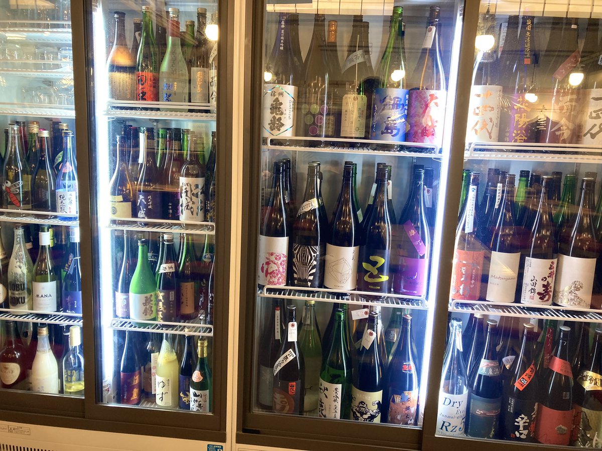 kawada__'s tweet photo. 都内の日本酒好き必見。小伝馬町にオープンしたばかりの「神八酒場」11月中はオープン記念で日本酒が何杯飲んでも半額の250円。岩手県直送のお刺身で日本酒が止まらない。めちゃくちゃ飲みまくったんですが、1人3,000円でした...さらにSNSに投稿すると、四合瓶が1本お持ち帰り出来ます。お得すぎる... https://t.co/aGnWnIwdaK