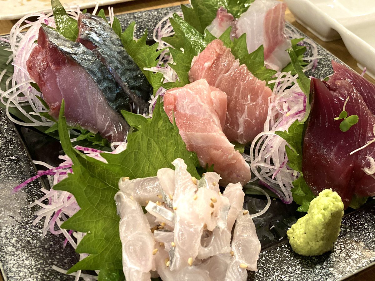kawada__'s tweet photo. 都内の日本酒好き必見。小伝馬町にオープンしたばかりの「神八酒場」11月中はオープン記念で日本酒が何杯飲んでも半額の250円。岩手県直送のお刺身で日本酒が止まらない。めちゃくちゃ飲みまくったんですが、1人3,000円でした...さらにSNSに投稿すると、四合瓶が1本お持ち帰り出来ます。お得すぎる... https://t.co/aGnWnIwdaK